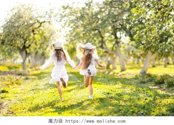 两个女娃夏天树林阳光两个好朋友玩耍幸福童年 孩子幸福的人美好童年